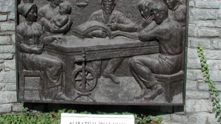 Denkmal (Foto: Walter Bammerlin) Denkmal — Denkmal der Auswanderer nach Südamerika in Torre Pellice (Foto: Walter Bammerlin)